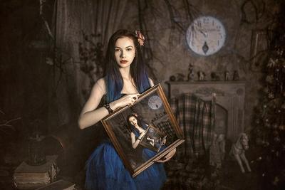 Фото Девушка стоит с картиной в руках, в которой много раз повторяется ее  изображение, фотограф Евгений Ионов