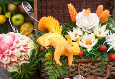 Искусство карвинга: 15 удивительных композиций из фруктов и овощей