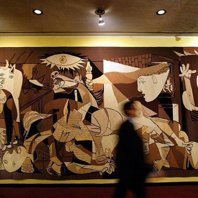 В Музее королевы Софии в Мадриде посетители наконец-то могут  сфотографировать культовый шедевр Пикассо «Гернику» после трехдесятилетнего  запрета. | Журнал Artmajeur