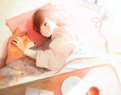 Живые обои Спящая аниме девушка в полосатом худи обнимает подушку / скачать  на рабочий стол