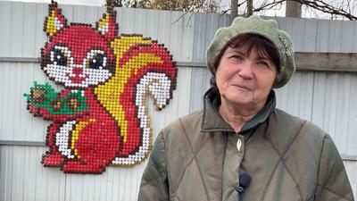 В Торжке мастер делает панно из пластиковых пробок и украшает город - ТИА