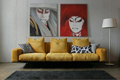Лучшие идеи оформления стены в гостиной над диваном