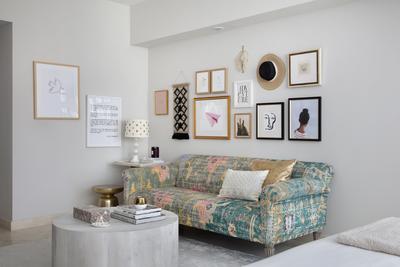 Картины над диваном оживляют большую белую стену :: Фото