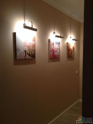 картины в коридоре загораются елочными огнями, светильники на стене с  изображением, стена, легкий фон картинки и Фото для бесплатной загрузки