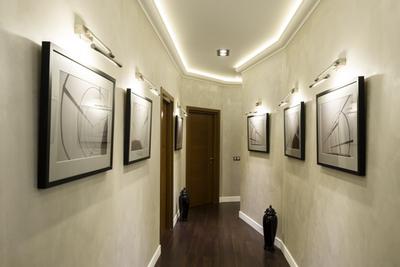 Длинный коридор при освещенные картины Стоковое Изображение - изображение  насчитывающей никто, дверь: 65969615