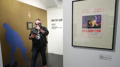 Каким художником был Виктор Цой и при чем тут Шварценеггер — в KGallery  открылась выставка его неизвестных работ | Sobaka.ru