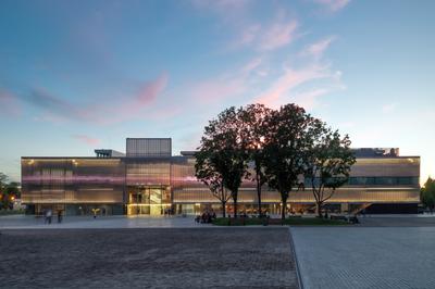 File:Здание Музея современного искусства «Гараж».jpg - Wikimedia Commons