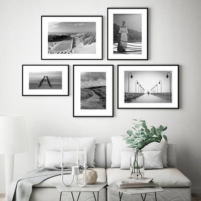 Как правильно и красиво вешать фото на стены, как подобрать рамки, в какое  место комнаты повесить, способы развески