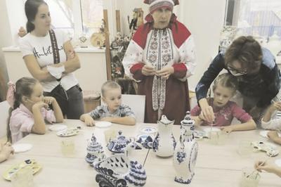Русское народное искусство стоковое изображение. изображение насчитывающей  вышивание - 139502611