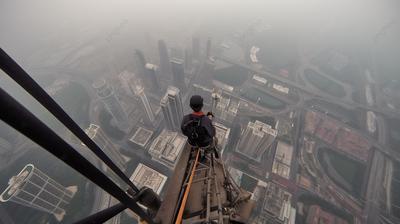 Мужчина падает со здания в Шанхае, самая страшная картина в мире, Мир,  карта мира фон картинки и Фото для бесплатной загрузки